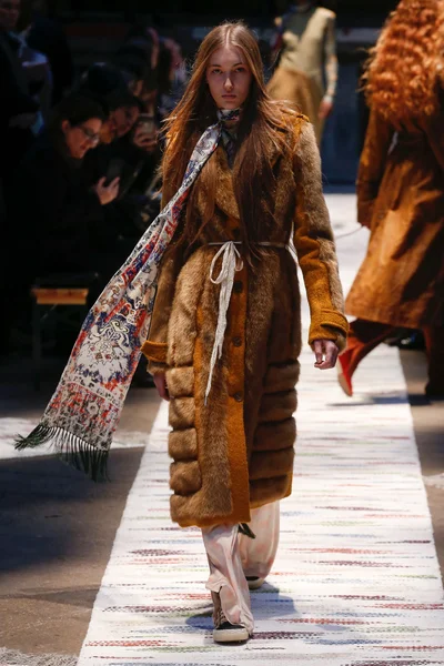 Look 16